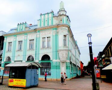 Bankový palác na námestí v Michalovciach, pred ktorým je stánok 