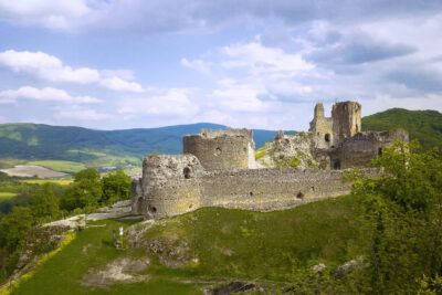 Jasenovský hrad vyfotený z diaľky.